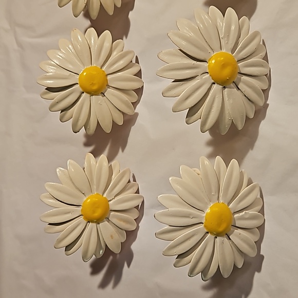 8 RARE Daisy painted all metal Napkin rings - Picture 2 of 7